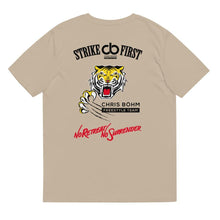 Lade das Bild in den Galerie-Viewer, Chris Böhm Team "Strike First, Nicht Aufgeben" Unisex-Bio-Baumwoll-T-Shirt - Chris Boehm Shop